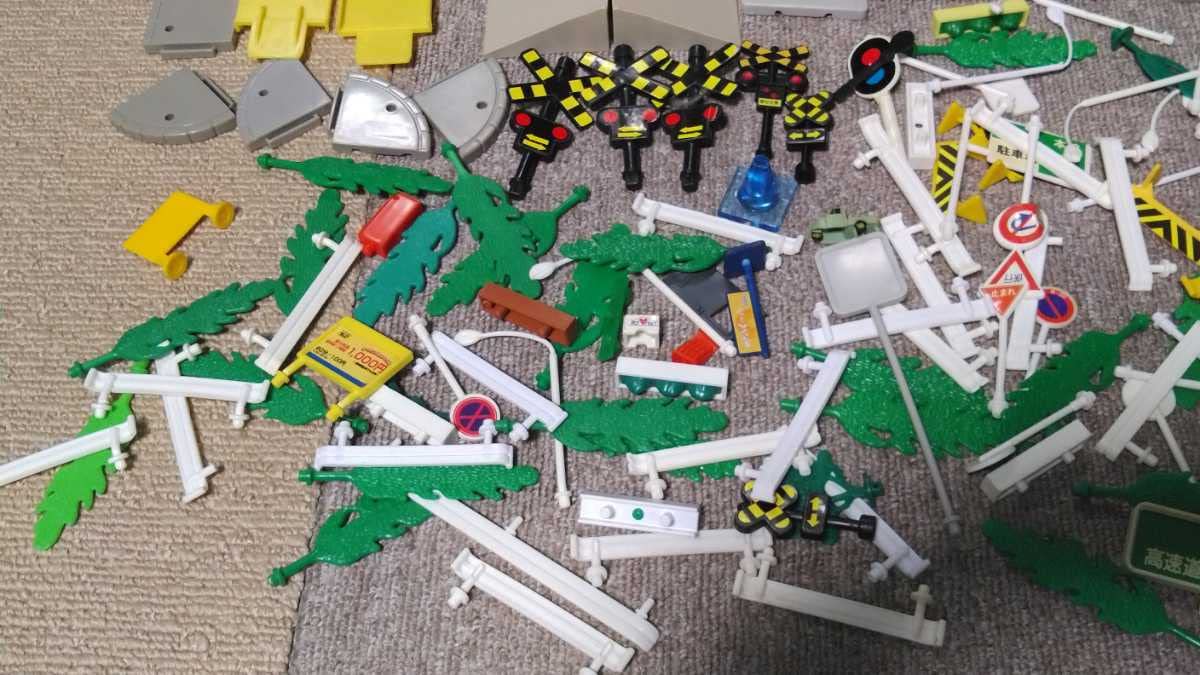 Amazon | トミカ タウン 情景部品 まとめ 立木 ガードレール 街灯 歩道